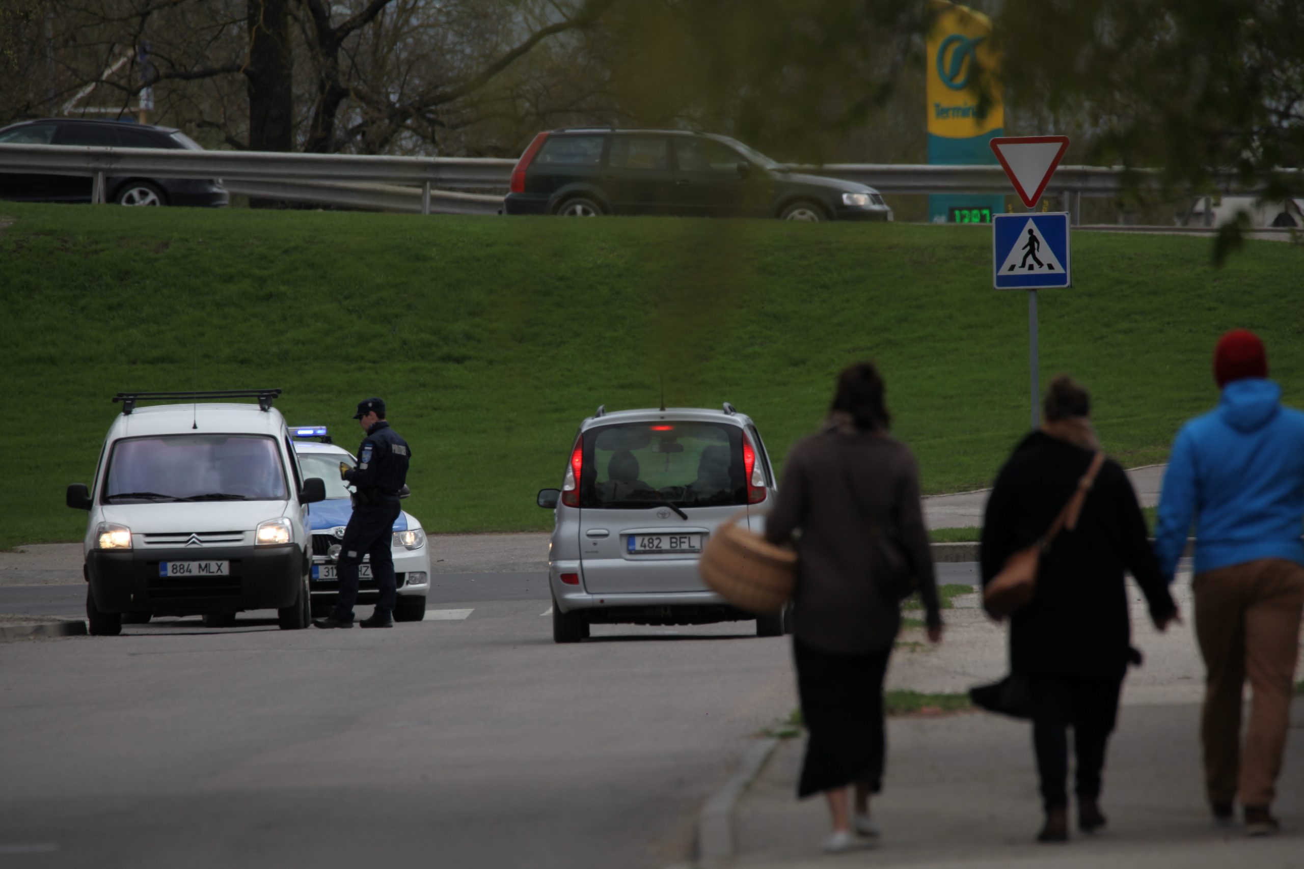 Liikluspolitsei on sõiduki kinni pidanud ja kontrollib juhi dokumente. 2018. aasta mai, Tartu, Aleksandri tänava ots.